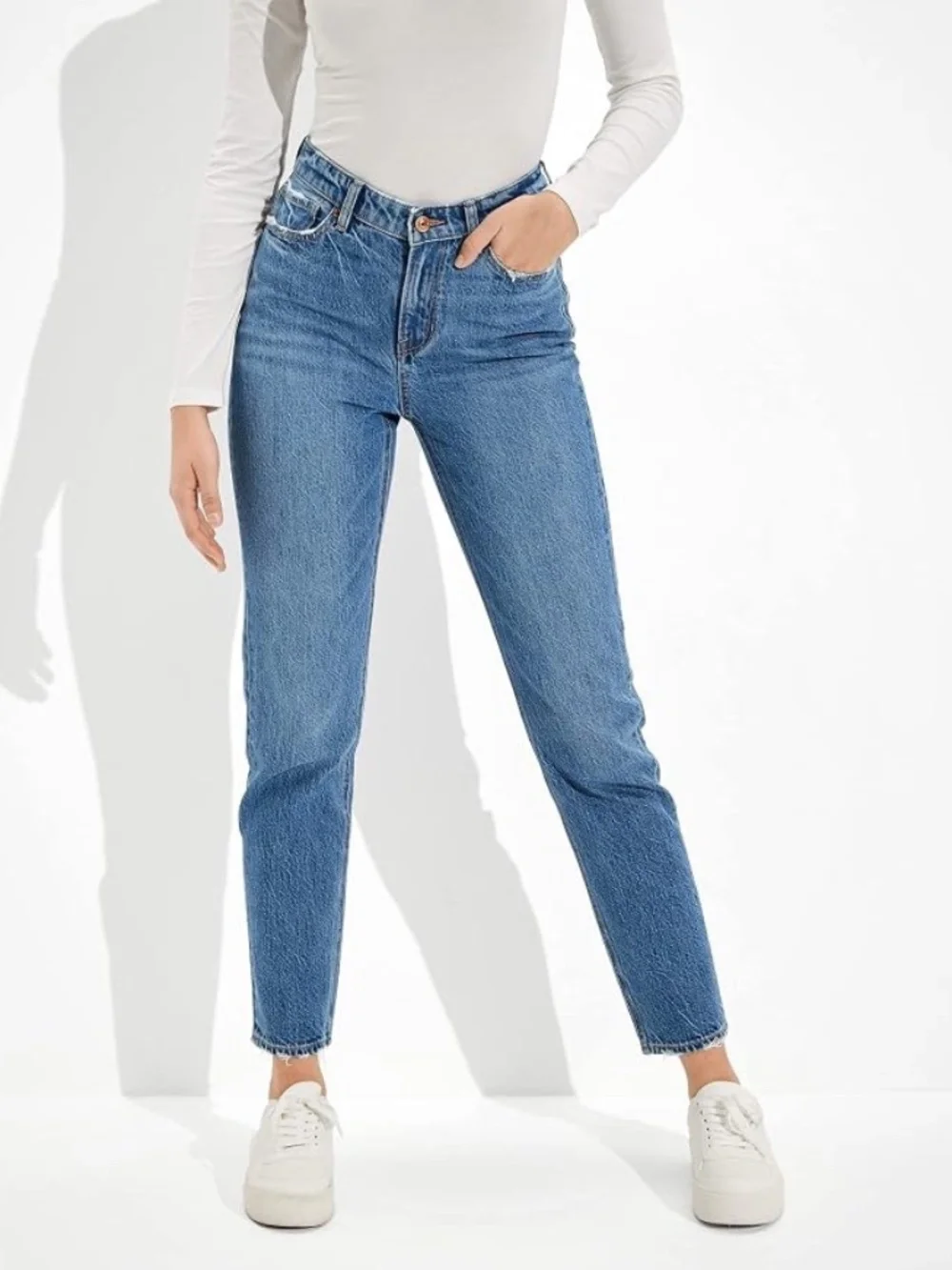AE American Eagle Women's V-Rise Mom Jean in Empire Blue Wash size 00 Long